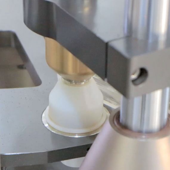 Máquina rotativa de alta velocidad para llenar y sellar tazas K - CR90